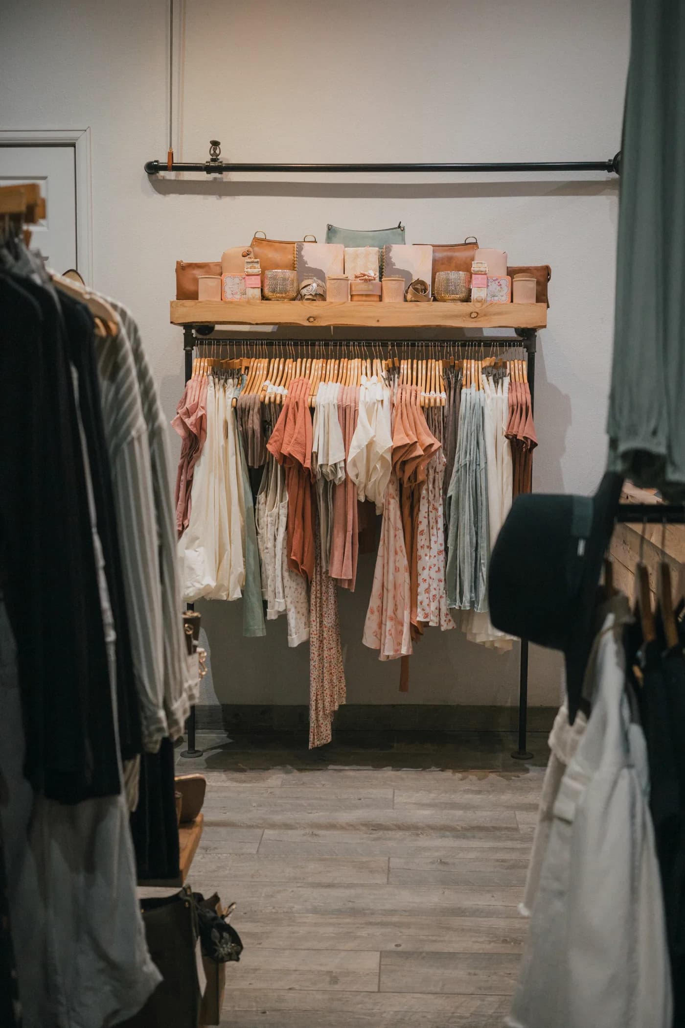 Araras com roupas femininas numa boutique.